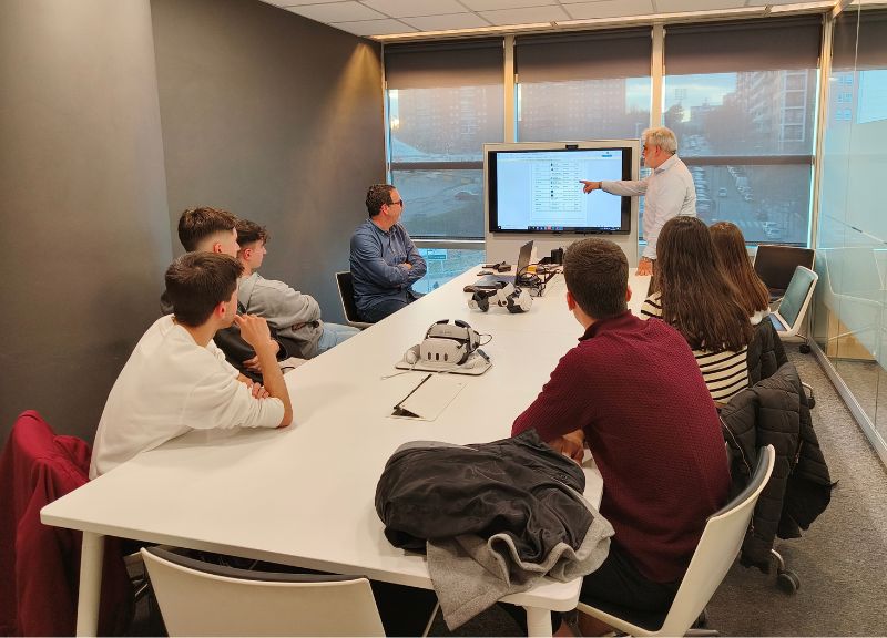Los alumnos de la Escuela Superior de Ingenierías Industrial, Aeroespacial y Audiovisual de Terrassa (ESEIAAT) visitan las oficinas centrales del Grupo IDP Los alumnos de la Escuela Superior de Ingenierías Industrial, Aeroespacial y Audiovisual de Terrassa (ESEIAAT) visitan las oficinas centrales del Grupo IDP